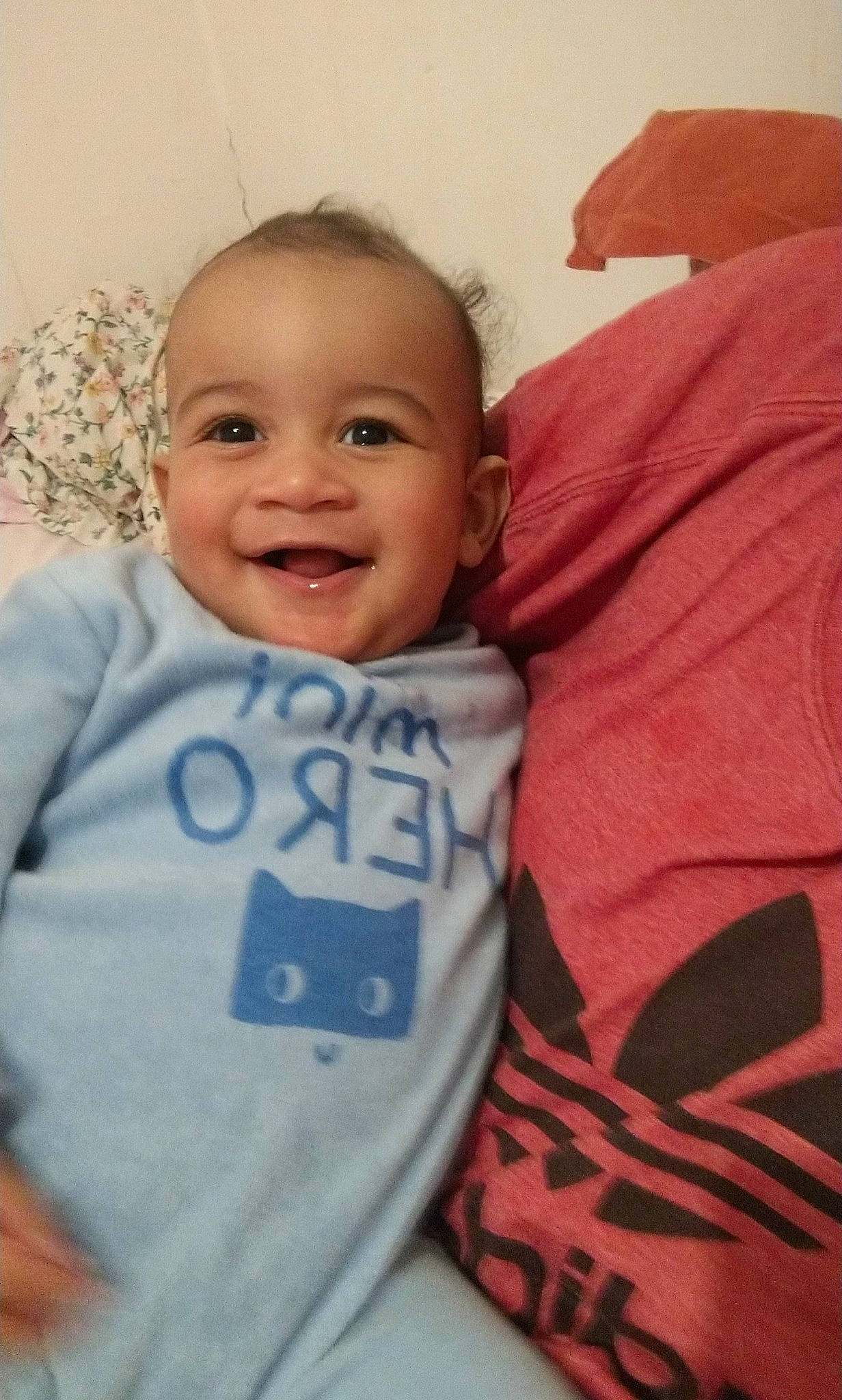 Yanis a rejoint le concours — aidez-le/la à gagner de superbes lots ! baby, cheek, chin, comfort, cool, eyebrow, forehead, gesture, happy, iris, joy, lip, mouth, nose, outerwear, person, skin, sleeve, smile, standing