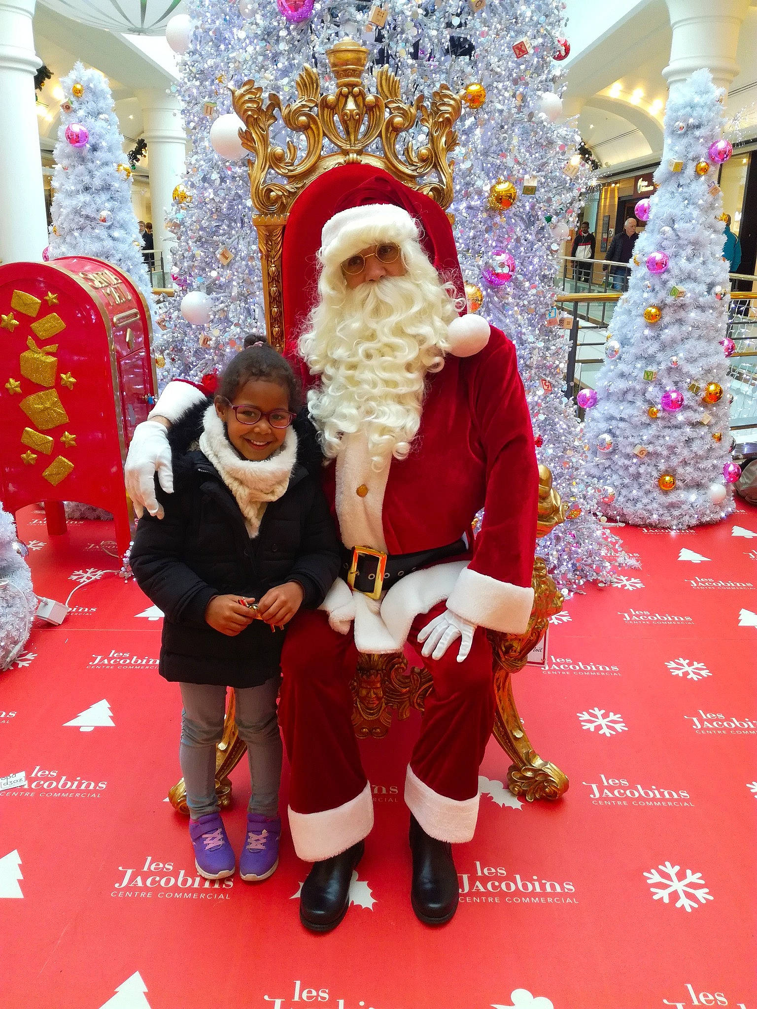 Louna participe au concours pour gagner de l'argent avec cette photo : christmas, christmas_decoration, event, fictional_character, holiday, joy, lap, person, santa_claus, tradition