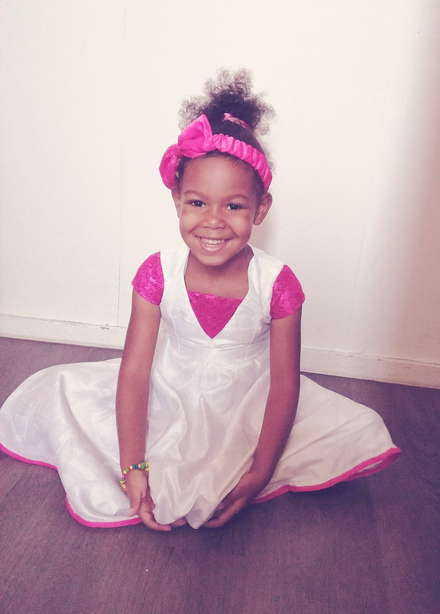 Louna participe au concours pour gagner de l'argent avec cette photo : child, costume, dance_dress, dress, fashion_accessory, fun, girl, gown, hair_accessory, headgear, headpiece, joy, lilac, magenta, person, pink, purple, shoulder, skin, smile