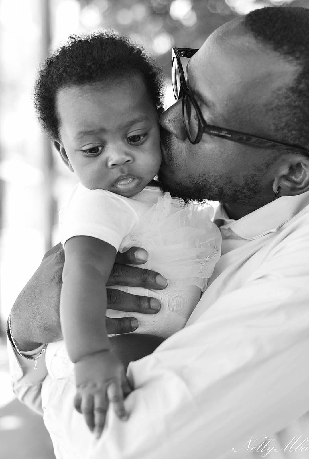 Amayah participe au concours pour gagner de l'argent avec cette photo : baby, black, black_and_white, eyewear, flash_photography, fun, gesture, glasses, hair, happy, interaction, iris, lip, monochrome_photography, nose, person, shoulder, skin, style, toddler