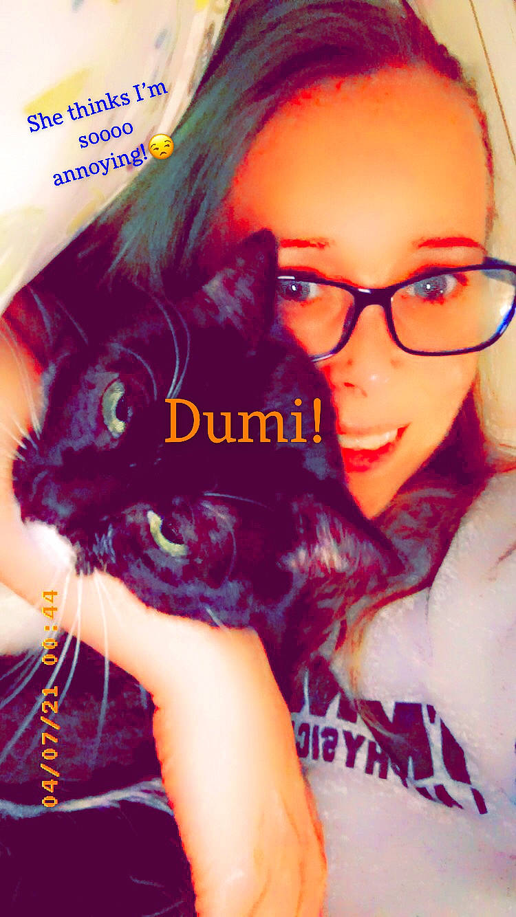 Dumie is registered to the contest to win money with this photo: chin, cool, ear, eyebrow, eyelash, eyewear, facial_expression, finger, forehead, gesture, happy, iris, jaw, lip, liver, mouth, neck, skin, smile, vision_care