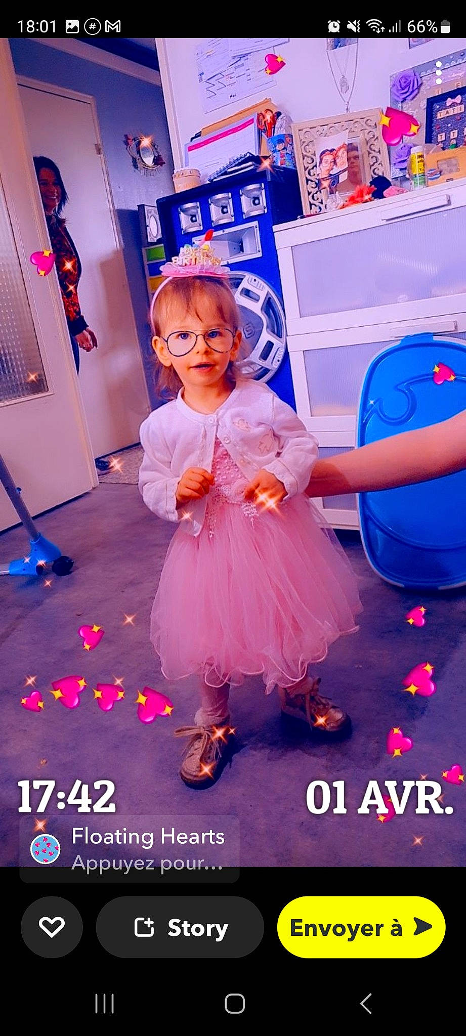 Maya participe au concours pour gagner de l'argent avec cette photo : animation, blue, child, costume, electric_blue, entertainment, event, eyewear, fashion_design, flooring, fun, happy, joy, magenta, person, photo_caption, pink, purple, room, sandal