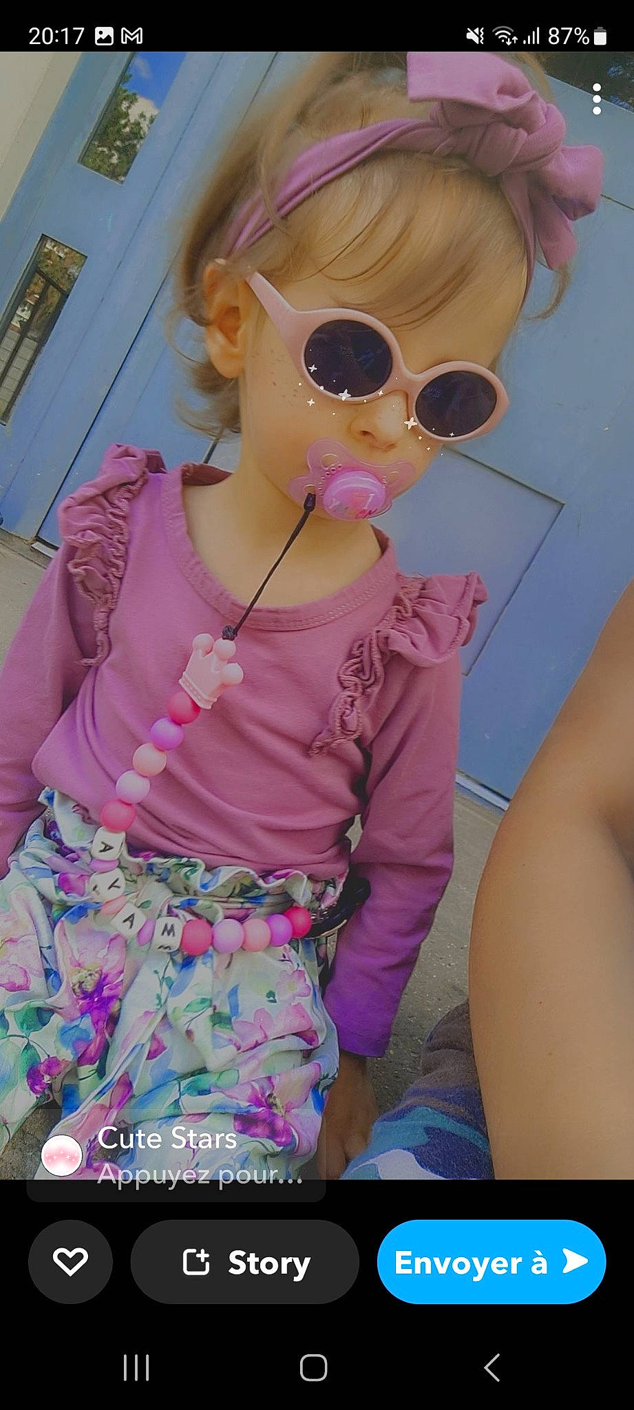 Maya participe au concours pour gagner de l'argent avec cette photo : baby_toddler_clothing, blond, child, cool, eyelash, eyewear, fun, glasses, goggles, hairstyle, happy, lip, magenta, person, pink, shoulder, skin, sleeve, sunglasses, toddler