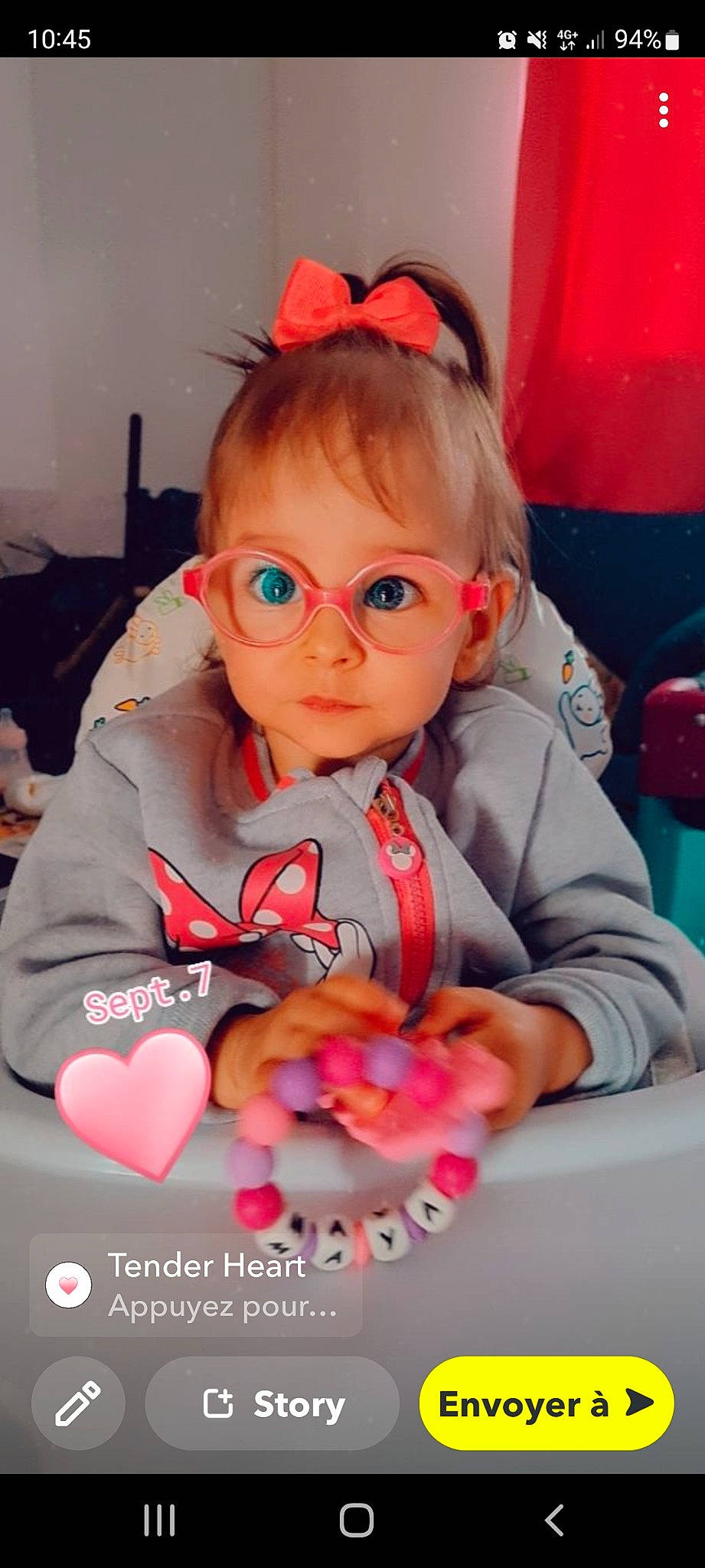 Maya a rejoint le concours — aidez-le/la à gagner de superbes lots ! baby, baby_playing_with_toys, baby_toddler_clothing, carmine, cheek, child, event, eyewear, fictional_character, fun, glasses, happy, holiday, orange, person, pink, play, room, sitting, toddler