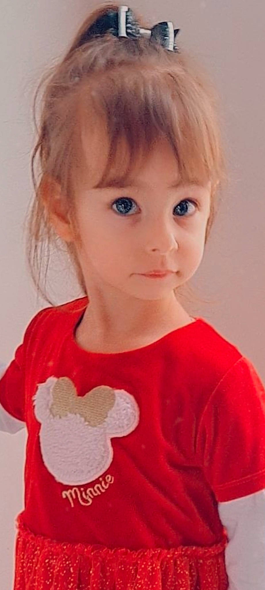 Maya participe au concours pour gagner de l'argent avec cette photo : baby_toddler_clothing, bangs, cheek, clothing, eyelash, gesture, happy, iris, jaw, lip, neck, nose, organ, person, pink, skin, sleeve, t_shirt, toddler, white