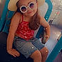 Karima a rejoint le concours — aidez-le/la à gagner de superbes lots ! blue_chair, bus_interior, casual_clothing, chair, child, denim_shorts, floor, girl, hand, hat, long_hair, portrait, public_transport, red_top, relaxed, shoe, sitting, smile, sparkle_effect, sunglasses