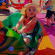 Karima participe au concours pour gagner de l'argent avec cette photo : adult, amusement_ride, casual, child, colorful, daytime, fairground, festival, fun, girl, happy, hat, outdoor, play, shorts, smile, summer_clothing, sunglasses, sunny, toy