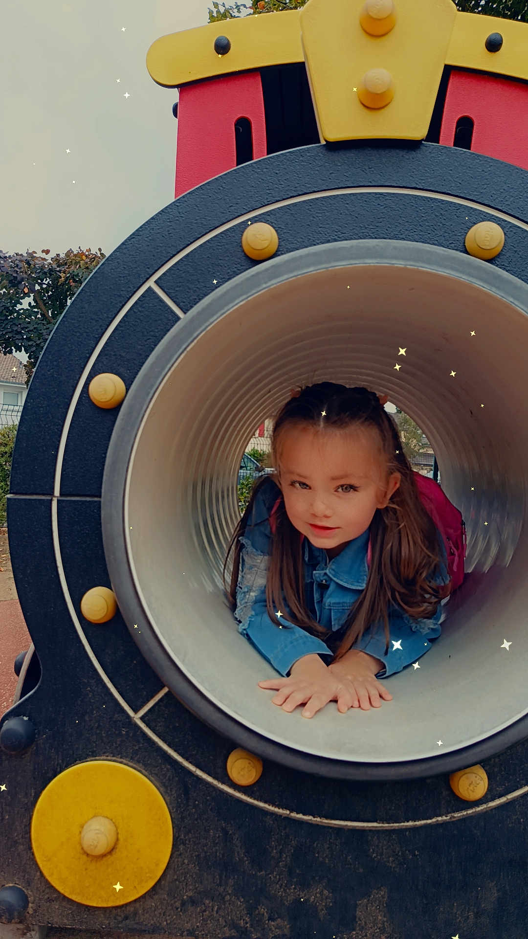 Karima a rejoint le concours — aidez-le/la à gagner de superbes lots ! child, colorful, crawling, daylight, denim_jacket, fun, girl, happy, outdoor, park, pigtails, plastic, play, playground, recreation, smile, sparkles, toy, train, tunnel