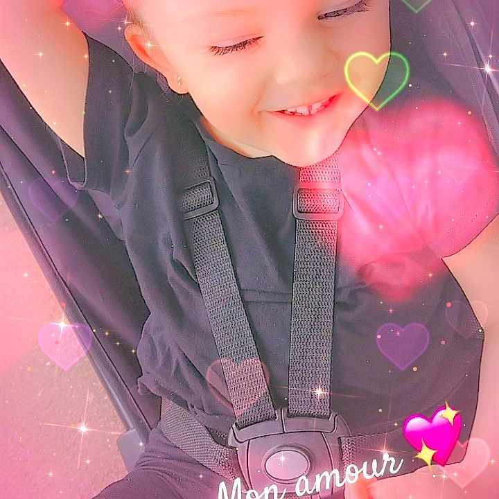Karima a rejoint le concours — aidez-le/la à gagner de superbes lots ! accessories, baby, bag, belt, clothing, coat, costume, dress, face, formalwear, glove, happy, head, jacket, person, photography, portrait, purple, smile, tie