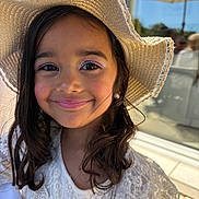 Charlotte participe au concours pour gagner de l'argent avec cette photo : child, girl, smiling, hat, straw_hat, makeup, eye_shadow, white_dress, lace, portrait, outdoor, sunlight, happy, face, earrings, pearl_earrings, long_hair, brown_hair, closeup, summer