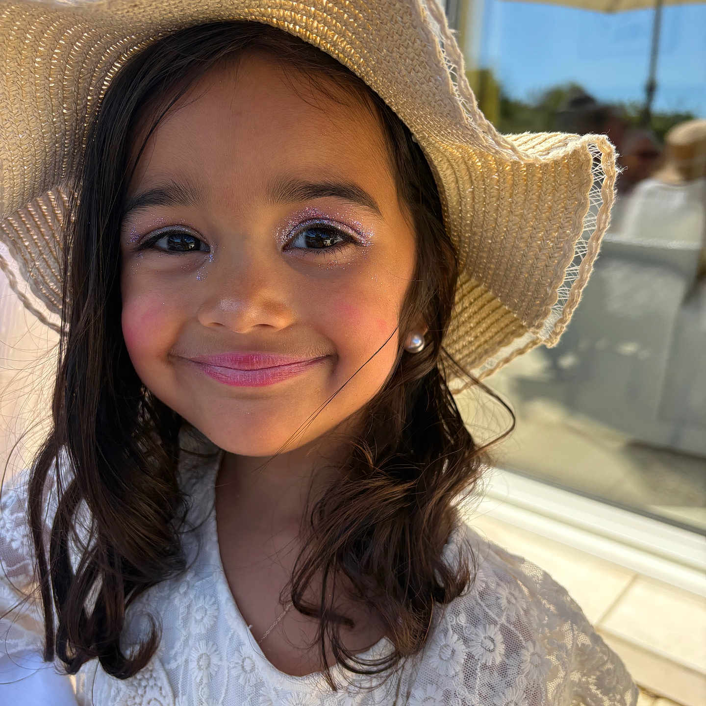 Charlotte participe au concours pour gagner de l'argent avec cette photo : child, girl, smiling, hat, straw_hat, makeup, eye_shadow, white_dress, lace, portrait, outdoor, sunlight, happy, face, earrings, pearl_earrings, long_hair, brown_hair, closeup, summer