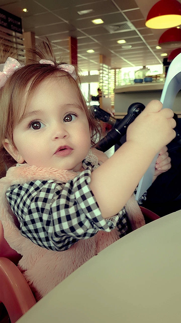 Esperanza participe au concours pour gagner de l'argent avec cette photo : baby, chair, cheek, child, cool, ear, eyelash, fun, hand, happy, metal, pattern, person, plaid, selfie, sitting, skin, t_shirt, table, toddler