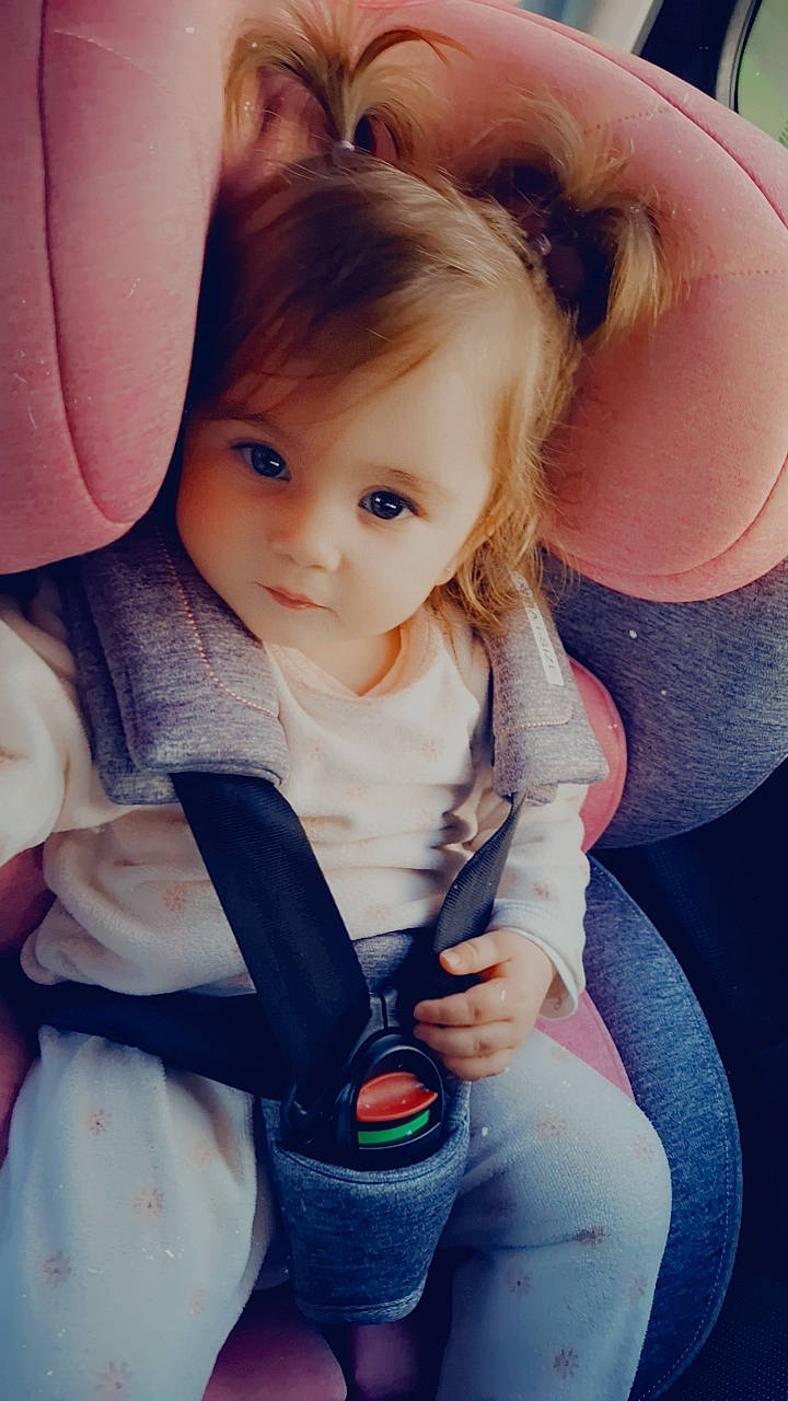 Esperanza participe au concours pour gagner de l'argent avec cette photo : arm, cheek, clothing, comfort, eye, eyelash, finger, hair, hairstyle, hand, happy, iris, jeans, joint, leg, lip, neck, organ, person, shoulder