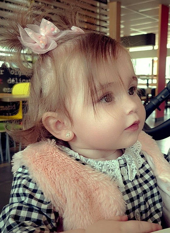 Esperanza a rejoint le concours — aidez-le/la à gagner de superbes lots ! baby, baby_toddler_clothing, bangs, blond, brown_hair, cheek, chin, ear, eyelash, hairstyle, happy, iris, mammal, nose, pattern, person, plaid, skin, sleeve, toddler