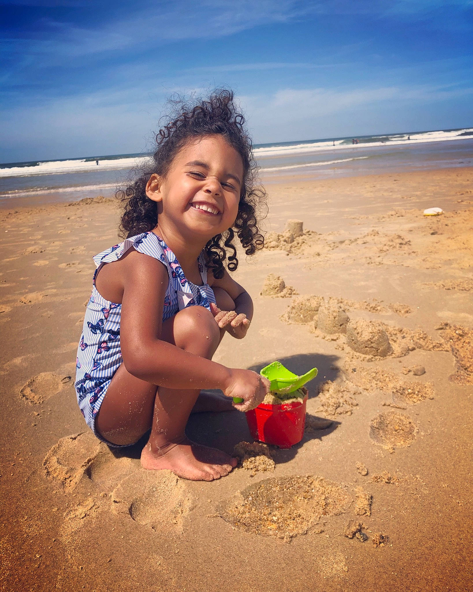 Layla a rejoint le concours — aidez-le/la à gagner de superbes lots ! beach, body_of_water, cloud, flash_photography, fun, happy, horizon, joy, landscape, leisure, people_in_nature, people_on_beach, person, sand, shore, sky, smile, summer, sunlight, toddler