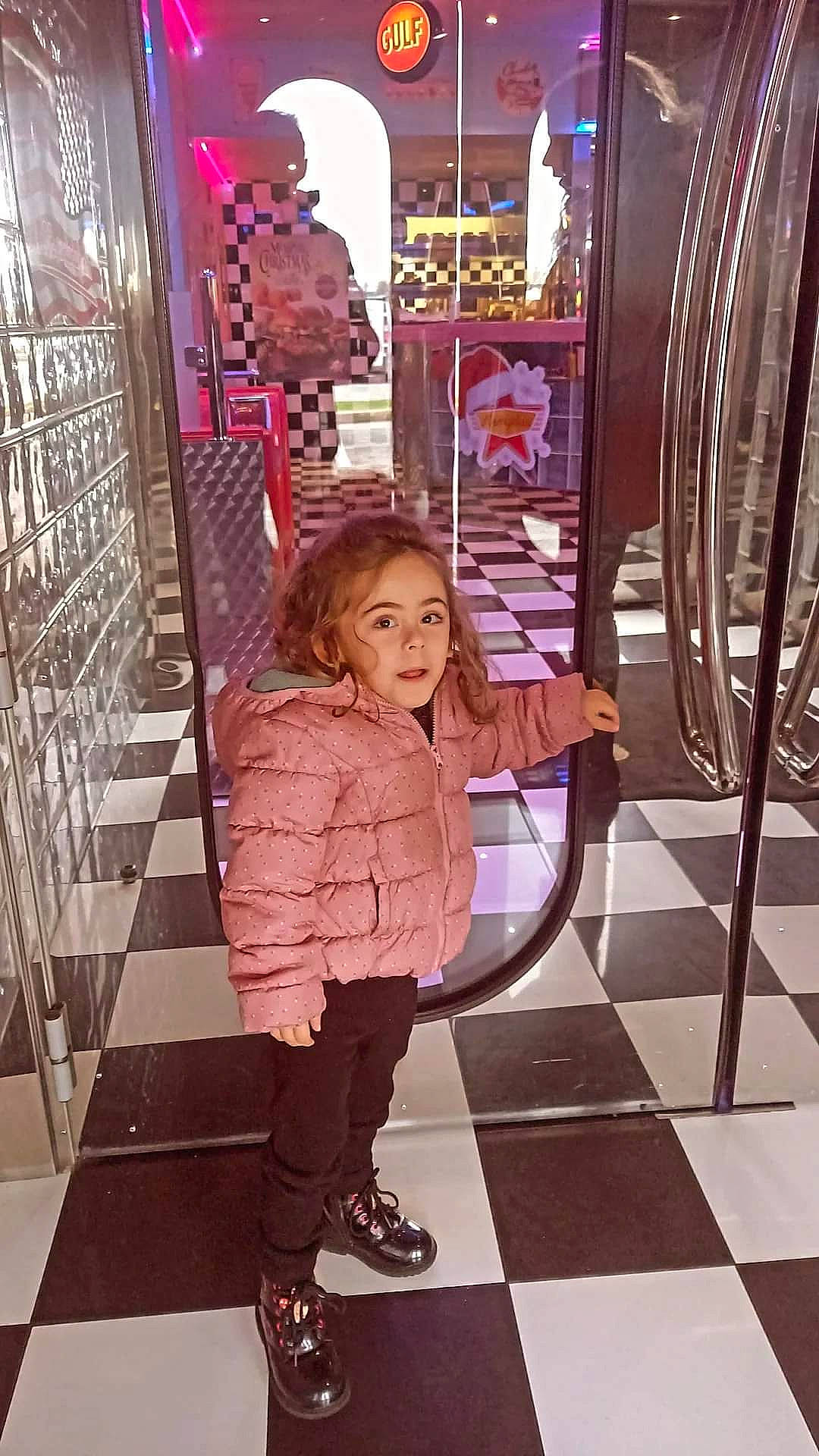 Marion a rejoint le concours — aidez-le/la à gagner de superbes lots ! beauty, cool, fashion, fashion_design, floor, flooring, fun, human, human_leg, knee, leisure, line, magenta, material_property, pattern, person, shopping, standing, textile, toddler