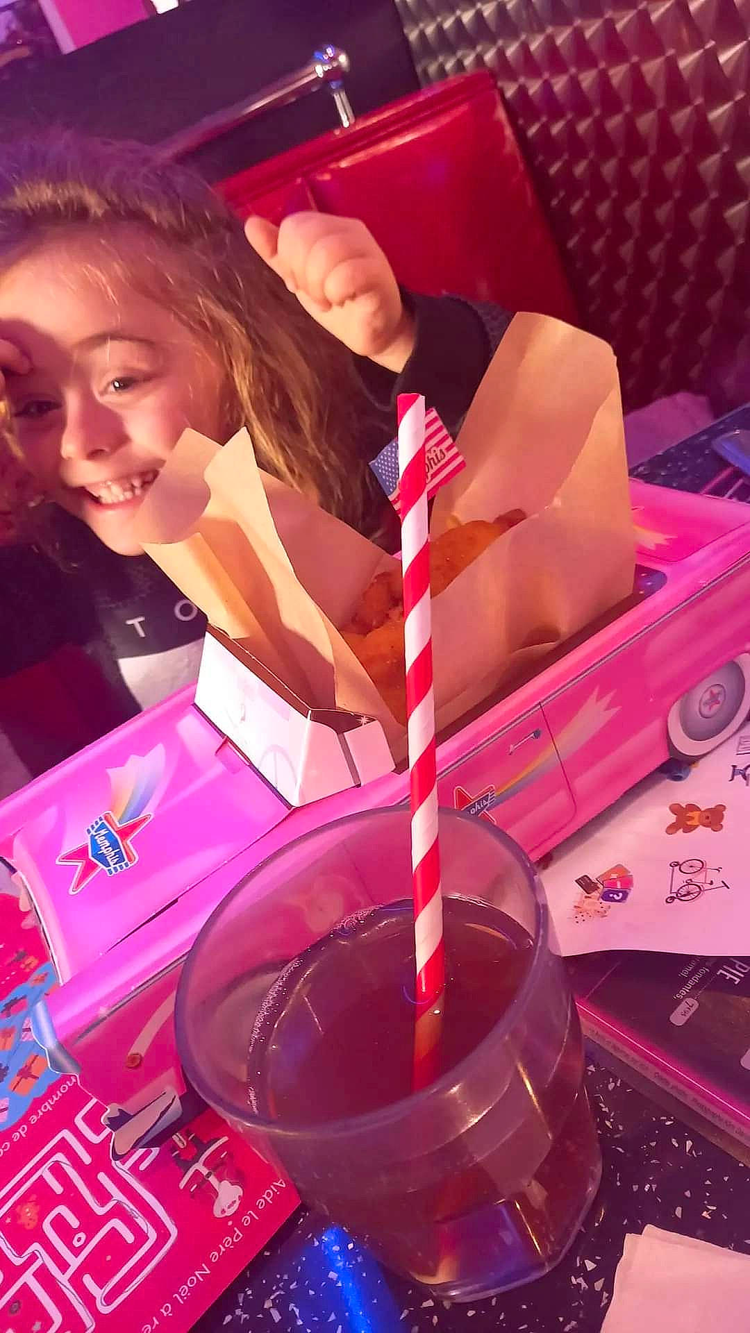 Marion a rejoint le concours — aidez-le/la à gagner de superbes lots ! audio_equipment, beauty, carmine, drink, event, eyelash, eyewear, flesh, fun, games, human_leg, joy, lip, liqueur, magenta, nail, person, pink, recreation, smile