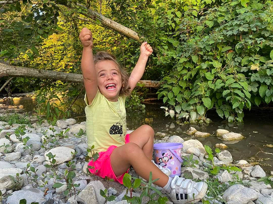 Marion participe au concours pour gagner de l'argent avec cette photo : botany, garden, grass, groundcover, happy, jungle, landscape, leaf, leisure, nature, people_in_nature, person, plant, shorts, smile, spring, t_shirt, terrestrial_plant, toddler, tree