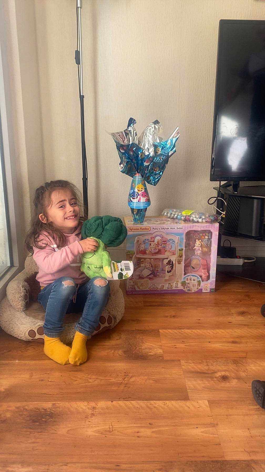 Marion a rejoint le concours — aidez-le/la à gagner de superbes lots ! art, comfort, event, floor, flooring, fun, happy, hardwood, joy, laminate_flooring, leisure, living_room, person, room, smile, television, toddler, toy, tree, visual_arts