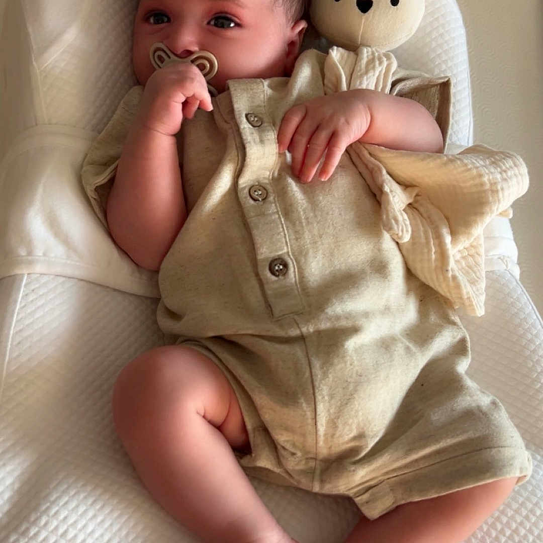 Nils participe au concours pour gagner de l'argent avec cette photo : baby, beige, child, comfort, cushion, cute, face, foot, hand, indoor, infant, newborn, pacifier, relaxing, romper, sleeping_bed, soft_toy, stuffed_animal, texture, white