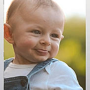 Loën a rejoint le concours — aidez-le/la à gagner de superbes lots ! baby, child, face, smile, tongue_out, denim_overalls, white_shirt, outdoor, natural_light, portrait, head, cheeks, cute, infant, happy, closeup, young, skin, expression, person