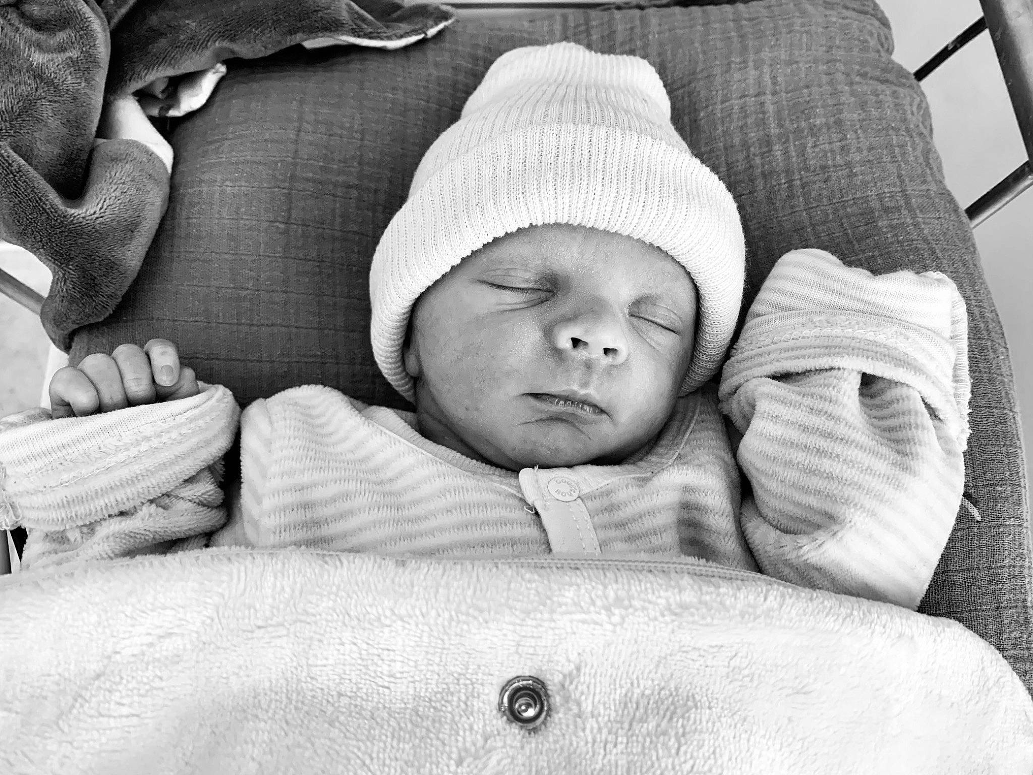 Ethan a rejoint le concours — aidez-le/la à gagner de superbes lots ! baby, baby_products, baby_sleeping, bedding, bedtime, black_and_white, cheek, child, comfort, hand, headwear, linens, monochrome, monochrome_photography, nap, person, room, sitting, stock_photography, textile