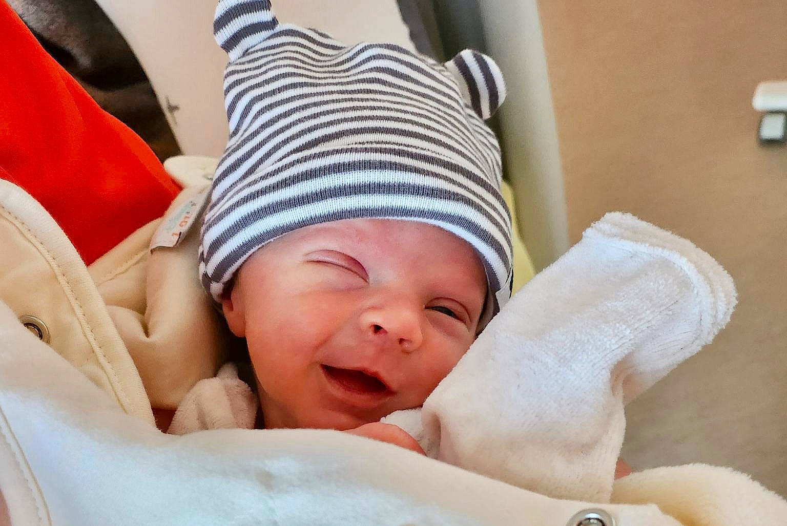 Ethan participe au concours pour gagner de l'argent avec cette photo : baby, baby_products, baby_sleeping, baby_toddler_clothing, beanie, cheek, child, comfort, eye, fashion_accessory, happy, headwear, knit_cap, linens, nap, pattern, person, portrait_photography, room, sleep
