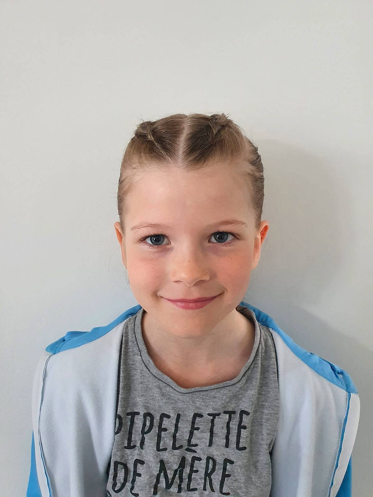 Lénaïs participe au concours pour gagner de l'argent avec cette photo : buzz_cut, caesar_cut, cheek, chest, child, crew_cut, electric_blue, eyelash, fashion_design, flash_photography, happy, iris, jaw, joy, neck, person, portrait, portrait_photography, sleeve, smile