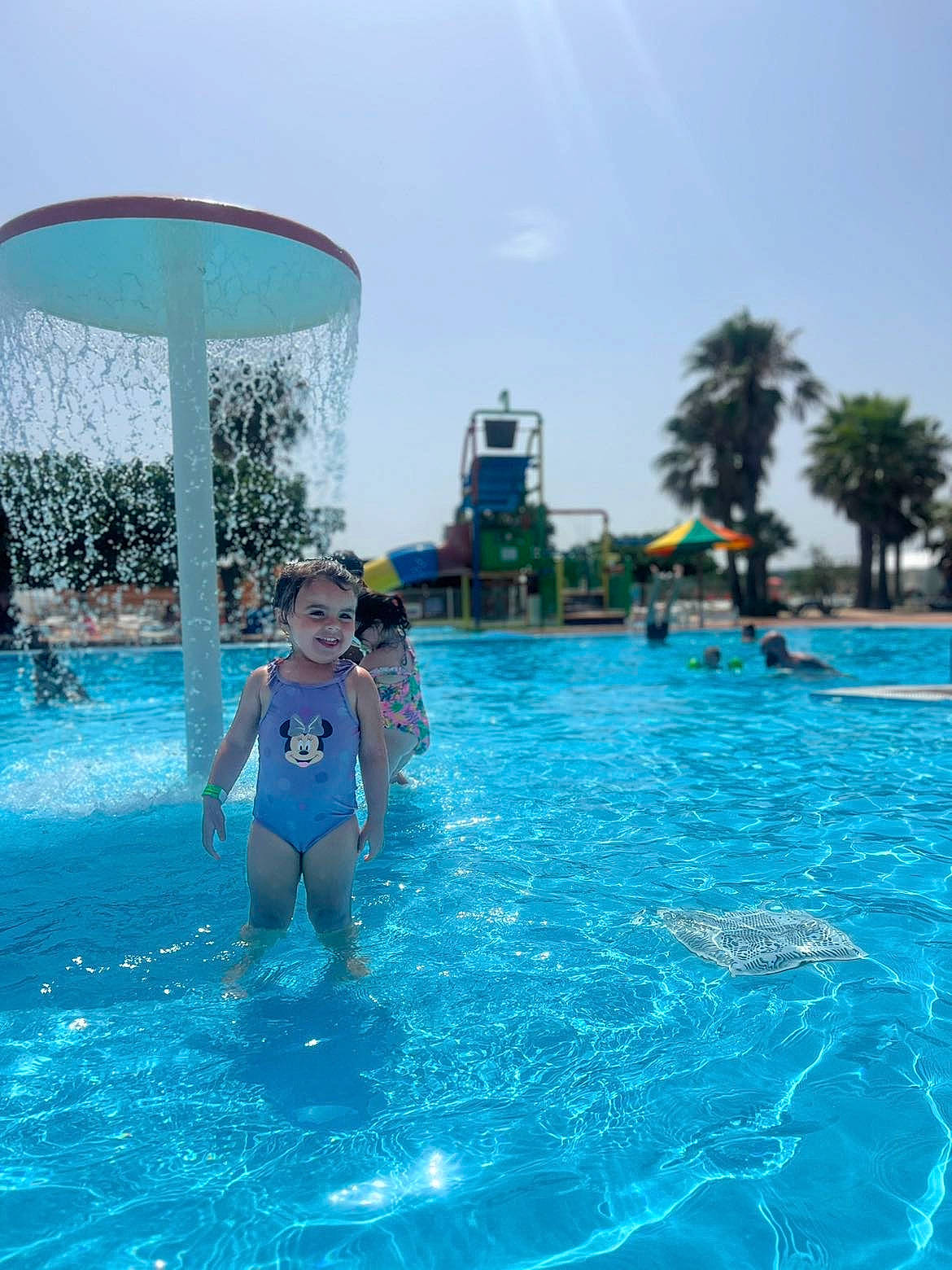 Luanna a rejoint le concours — aidez-le/la à gagner de superbes lots ! amusement_park, azure, electric_blue, fun, joy, leisure, leisure_centre, nonbuilding_structure, outdoor_recreation, palm_tree, person, recreation, resort_town, shorts, sky, swimming_pool, swimwear, toddler, tourism, tree