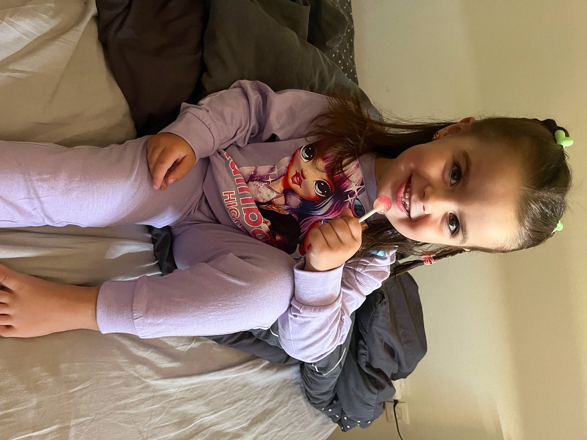Luanna participe au concours pour gagner de l'argent avec cette photo : baby, child, comfort, elbow, event, finger, fun, gesture, happy, human_leg, jewellery, joy, lap, mouth, neck, person, room, sitting, skin, smile