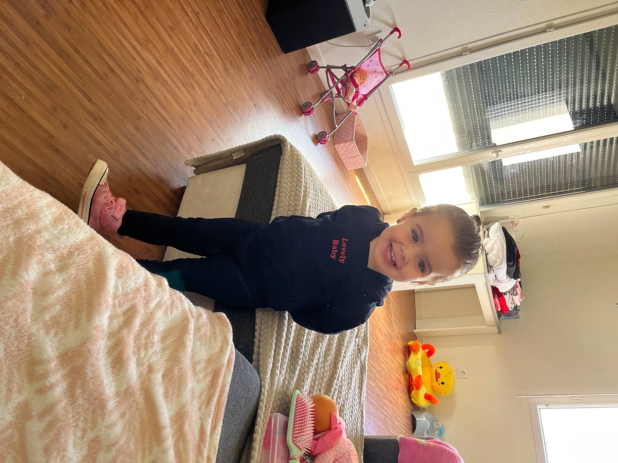 Luanna a rejoint le concours — aidez-le/la à gagner de superbes lots ! baby, ceiling, child, comfort, flooring, fun, happy, hardwood, interior_design, joy, orange, person, plant, play, red, room, smile, stairs, suit, toddler