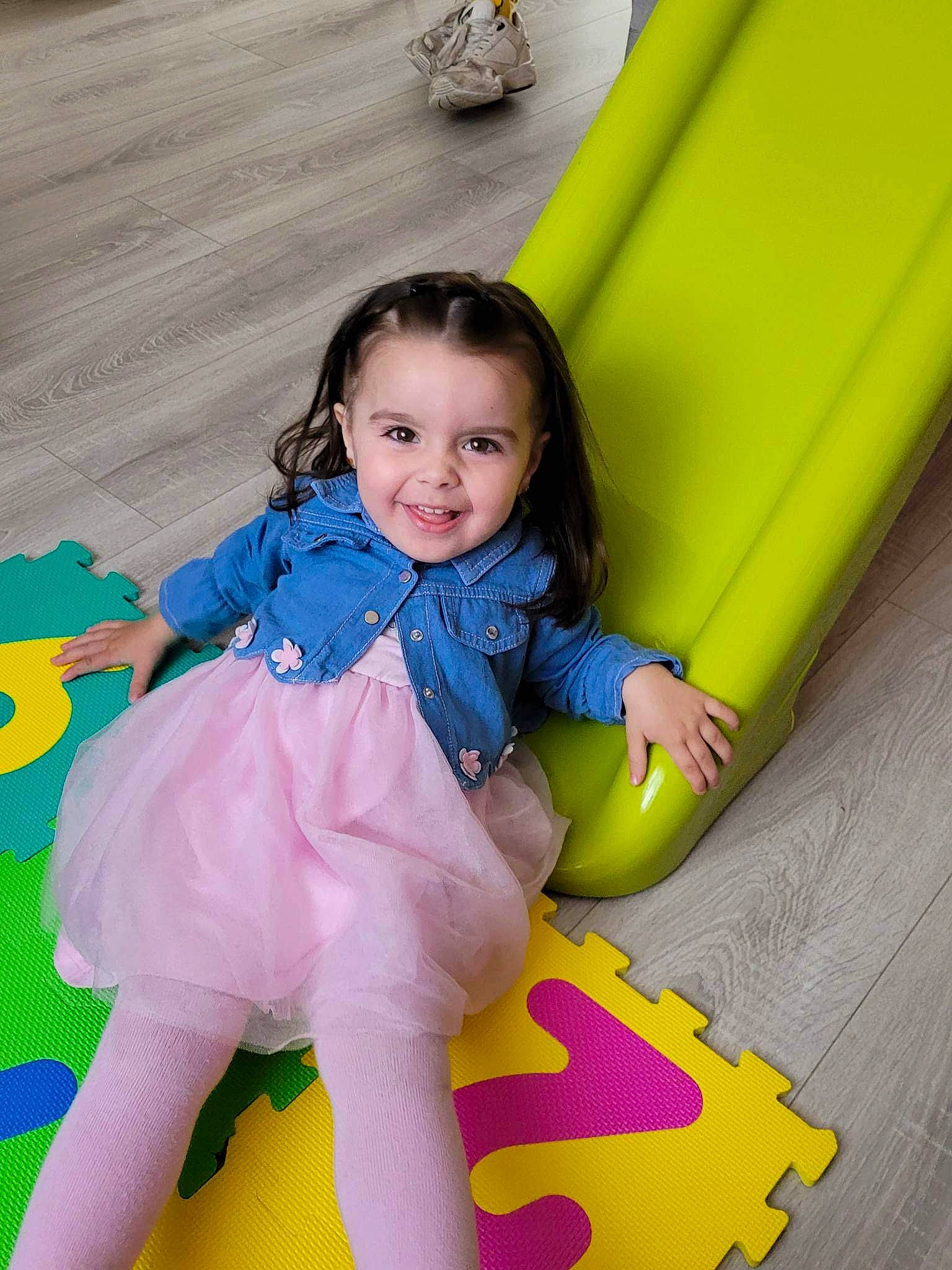 Luanna a rejoint le concours — aidez-le/la à gagner de superbes lots ! baby_toddler_clothing, beauty, child, dress, face, flooring, fun, grass, happy, joy, leisure, people_in_nature, person, pink, recreation, sitting, skin, smile, snapshot, sock