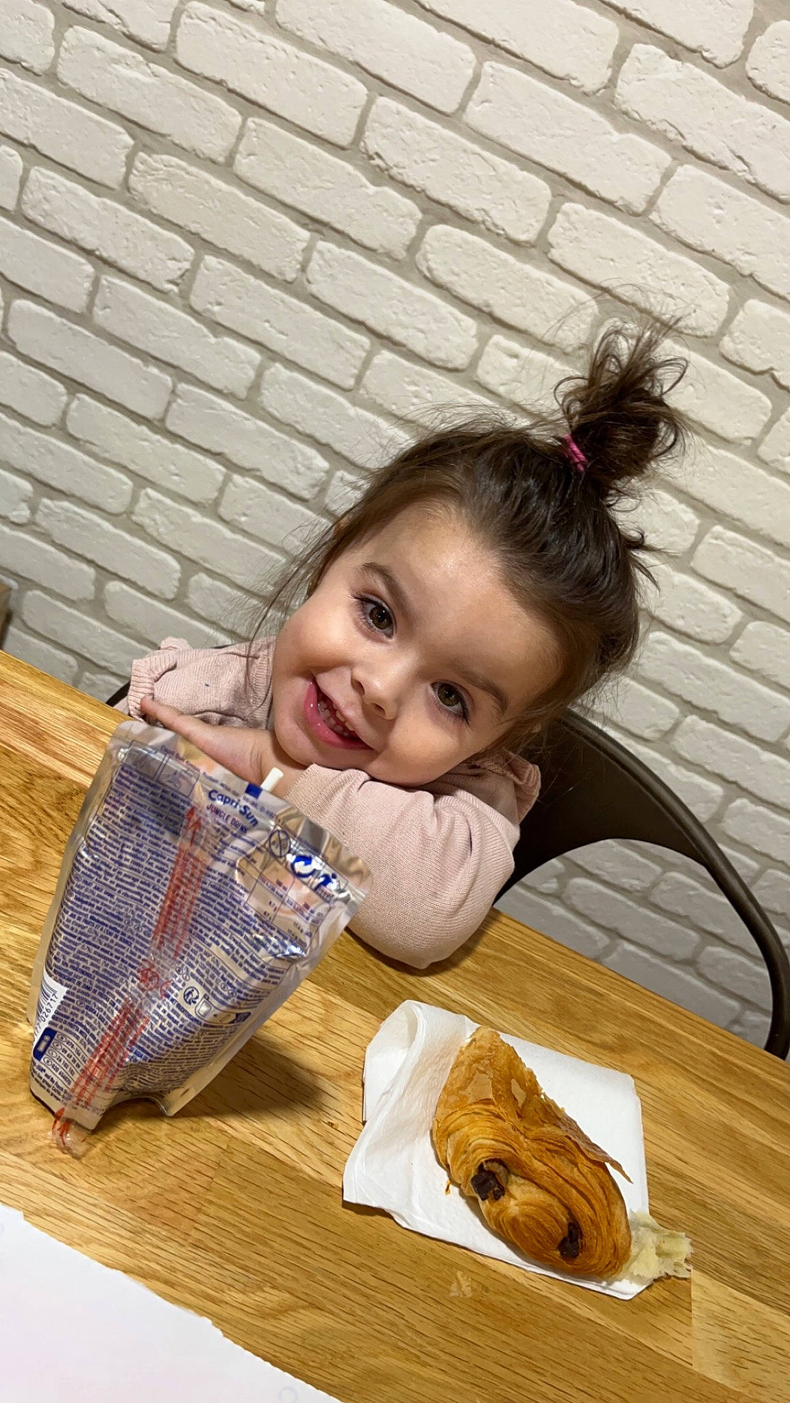 Luanna a rejoint le concours — aidez-le/la à gagner de superbes lots ! baby, child, comfort_food, drinking, drinkware, eating, food, fun, happy, head, joy, junk_food, person, plate, portrait_photography, sitting, smile, table, tableware, toddler