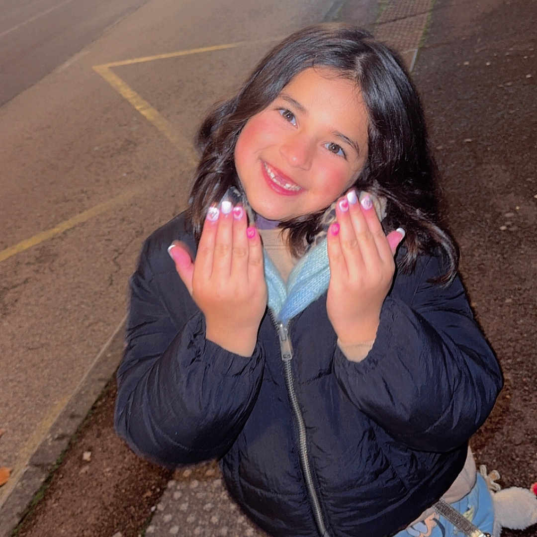 Saphyra participe au concours pour gagner de l'argent avec cette photo : boots, cartoon_characters, cheerful, child, dark_hair, girl, happy, jacket, long_hair, nail_art, night, outdoor, pavement, posing, sidewalk, skirt, smiling, street, urban, winter_clothing