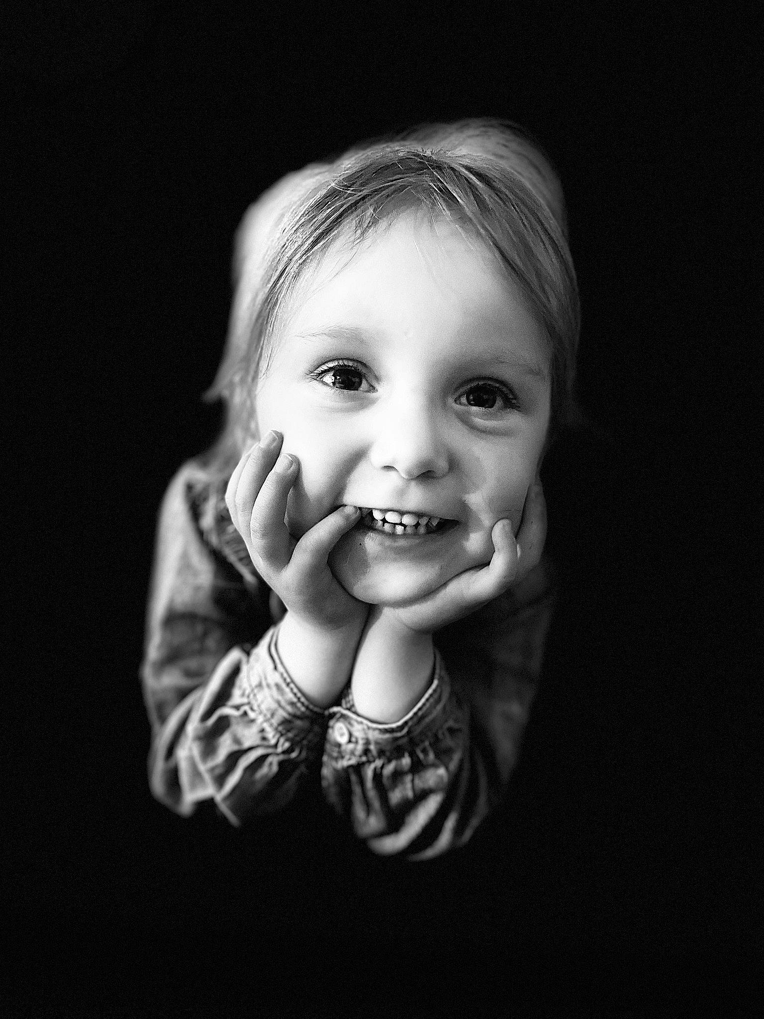 Zoé a rejoint le concours — aidez-le/la à gagner de superbes lots ! arm, baby, baby_toddler_clothing, cheek, child, eye, eyebrow, eyelash, finger, flash_photography, gesture, hand, happy, iris, joy, lip, nose, person, skin, sleeve