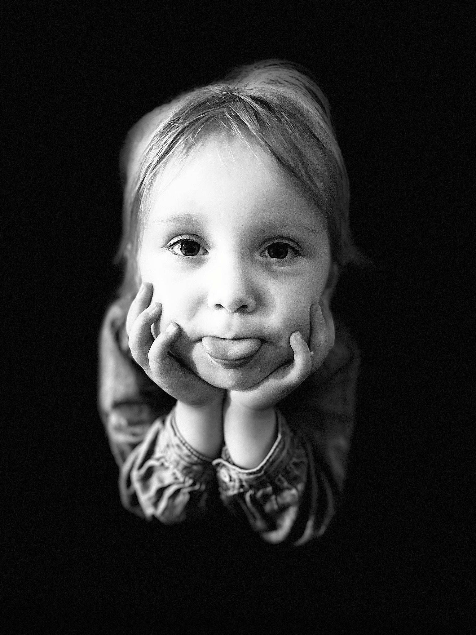 Zoé participe au concours pour gagner de l'argent avec cette photo : baby, baby_toddler_clothing, cheek, child, close_up, darkness, eye, eyebrow, flash_photography, gesture, hand, happy, iris, lip, monochrome, monochrome_photography, no_expression, nose, person, sleeve
