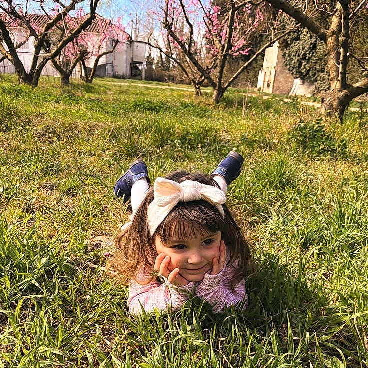Gabrielle participe au concours pour gagner de l'argent avec cette photo : botany, grass, grass_family, grassland, happy, joy, landscape, lawn, leaf, leisure, meadow, natural_landscape, nature, people_in_nature, person, plant, smile, sunglasses, sunlight, toddler