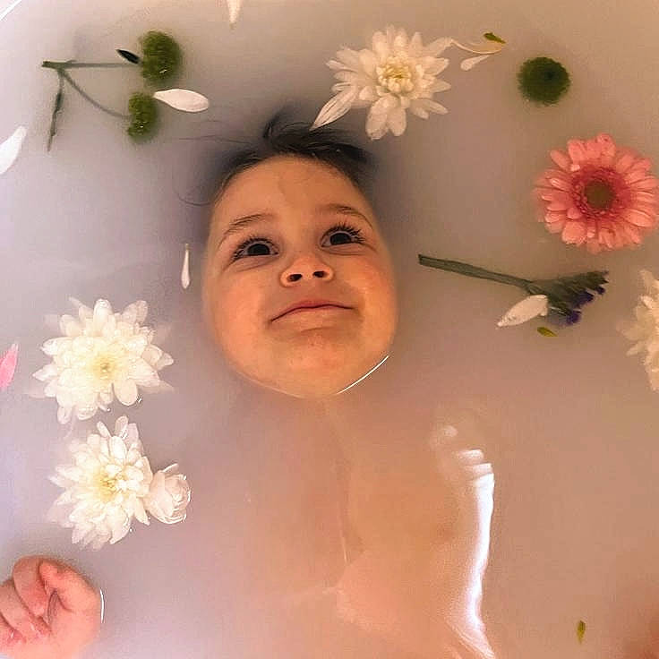 Gabrielle a rejoint le concours — aidez-le/la à gagner de superbes lots ! baby, bathing, cheek, chest, child, cut_flowers, eyebrow, finger, flower, happy, headgear, headpiece, person, petal, picture_frame, pink, plant, skin, smile, toddler