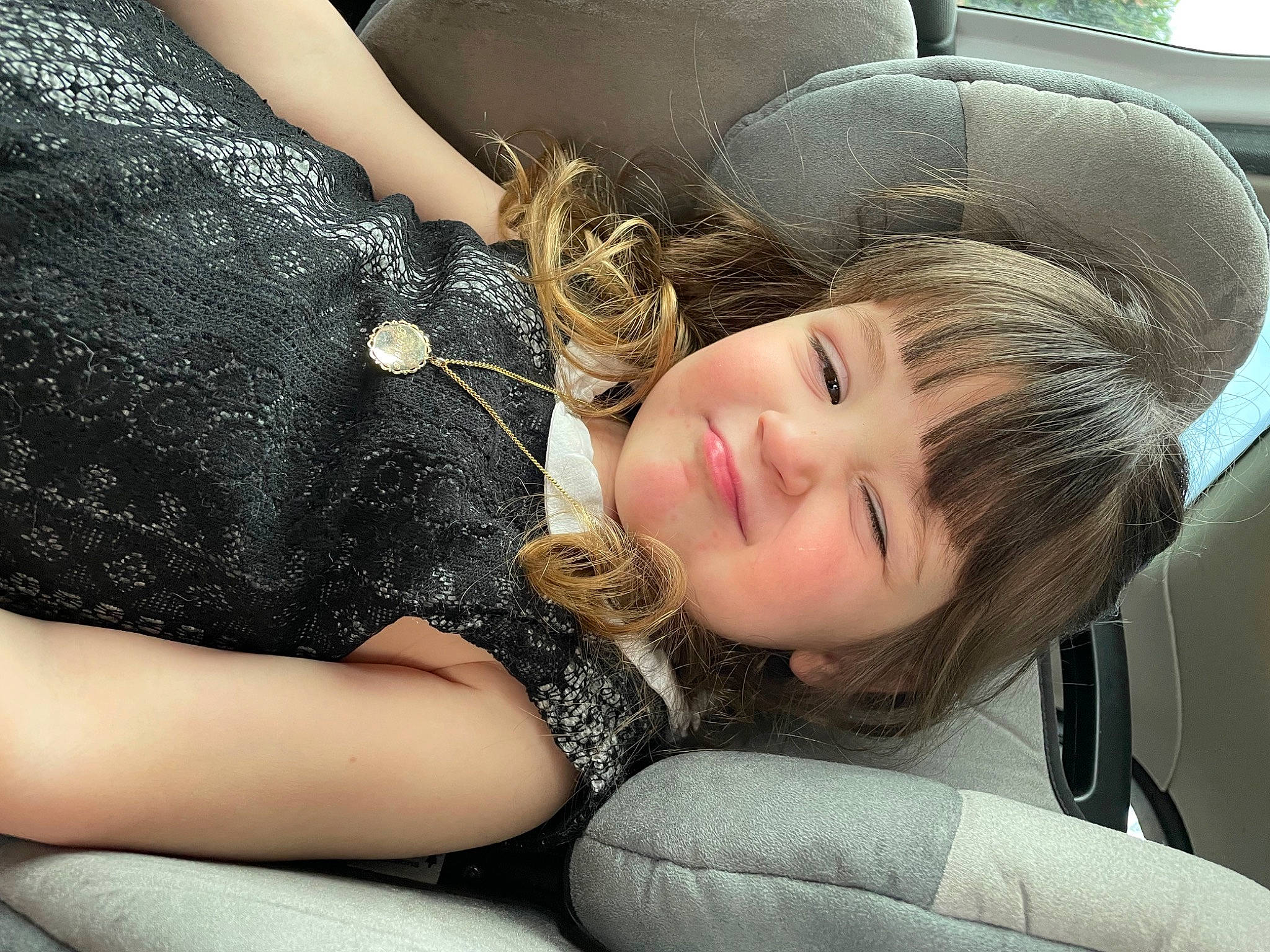 Gabrielle participe au concours pour gagner de l'argent avec cette photo : black_hair, blond, brown_hair, child, comfort, cool, eye, eyelash, flash_photography, gesture, happy, human_leg, joint, joy, knee, lip, long_hair, neck, person, shoulder