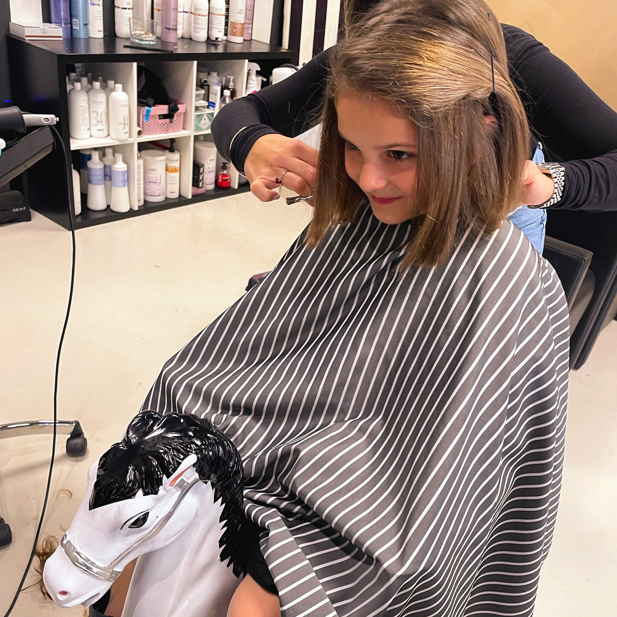 Arya participe au concours pour gagner de l'argent avec cette photo : beauty_salon, black_hair, blond, bookcase, cool, eyelash, eyewear, fashion_design, hair, joint, joy, long_hair, makeover, neck, pattern, person, publication, shelf, shelving, shoulder