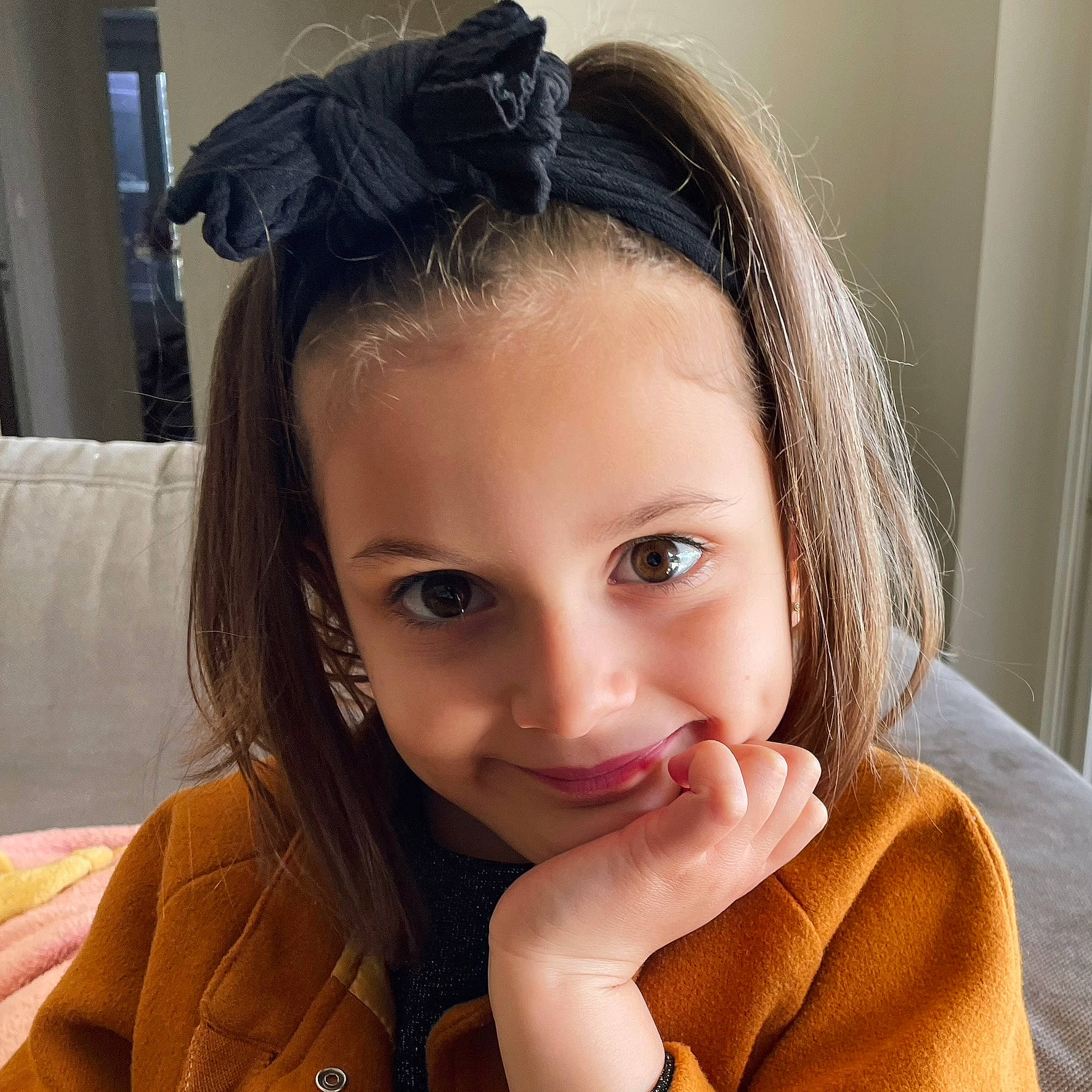 Arya participe au concours pour gagner de l'argent avec cette photo : black_hair, cheek, chin, cool, ear, eyebrow, eyelash, forehead, gesture, happy, headpiece, iris, jaw, lip, long_hair, mouth, neck, nose, person, skin