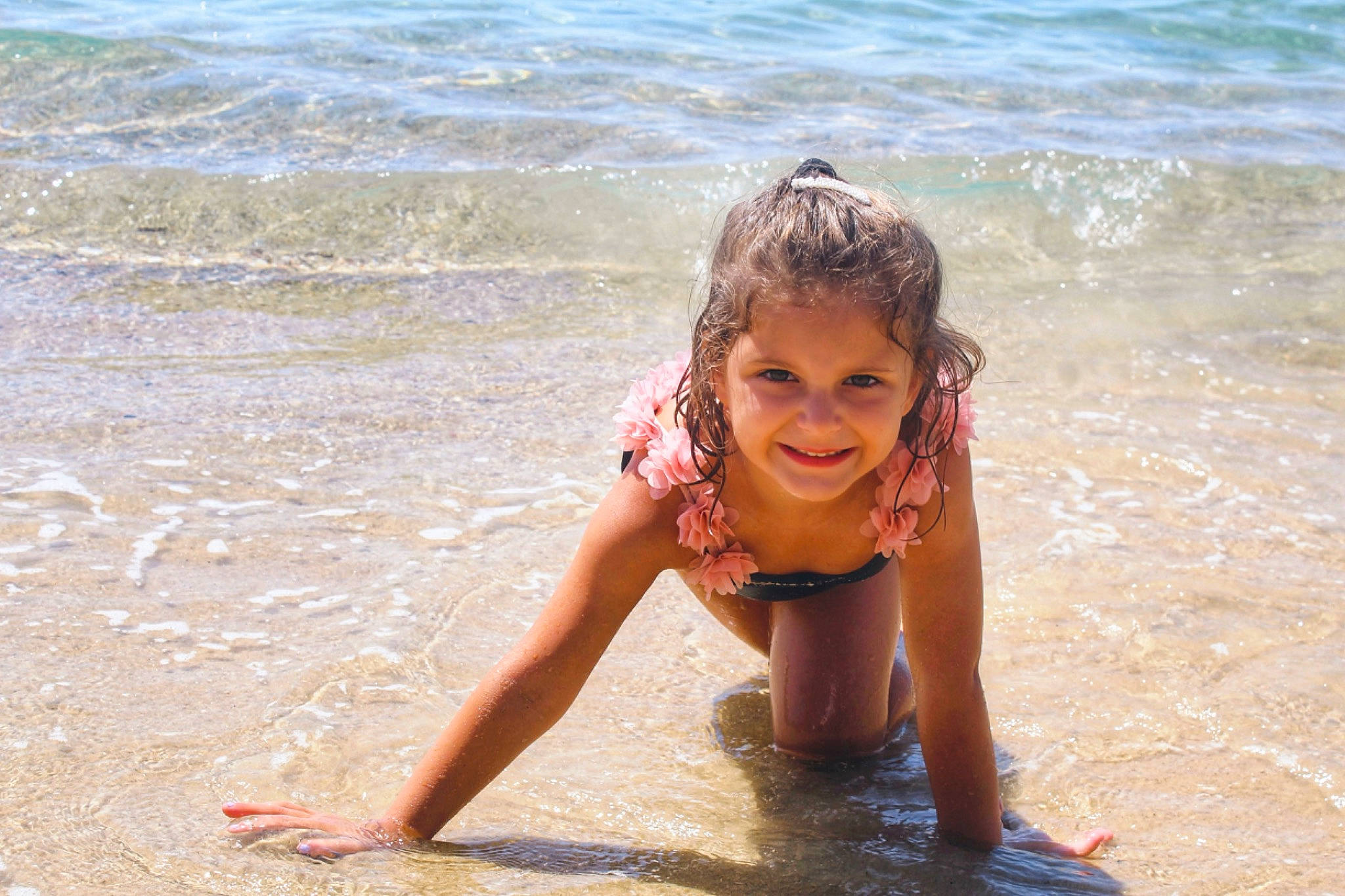 Arya participe au concours pour gagner de l'argent avec cette photo : barefoot, bathing, beach, blond, body_of_water, chest, eye, fun, happy, head, joy, leisure, people_in_nature, people_on_beach, person, recreation, sand, smile, swimwear, toddler