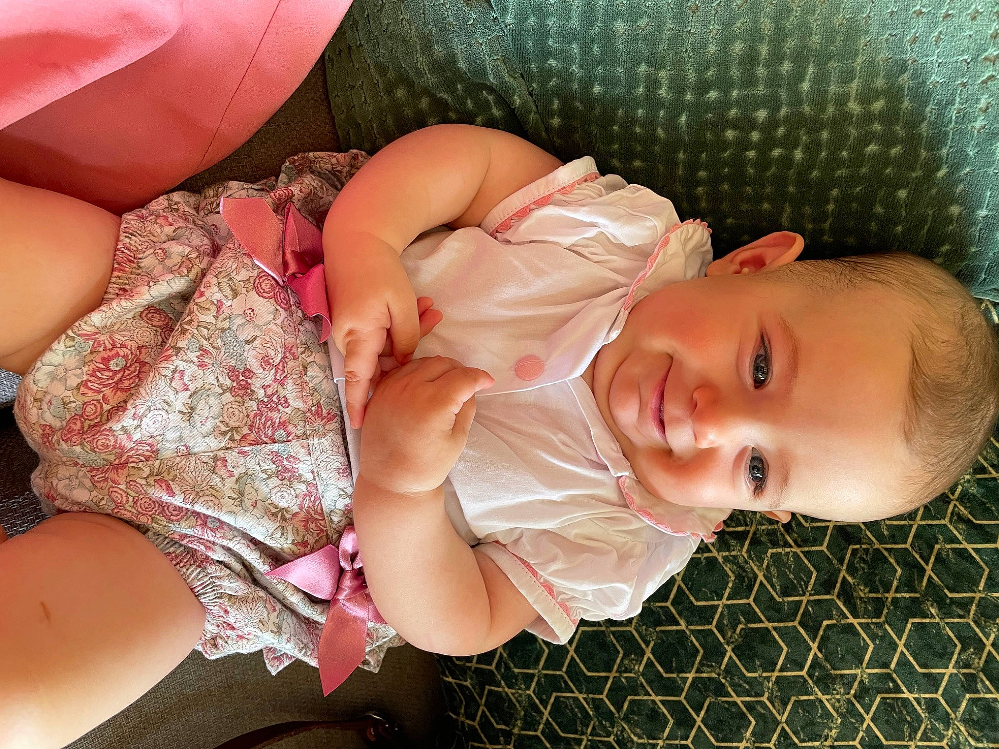 Léona a rejoint le concours — aidez-le/la à gagner de superbes lots ! abdomen, baby_toddler_clothing, cheek, chest, comfort, finger, hand, human_body, iris, joy, leg, lip, mouth, organ, person, pink, skin, smile, textile, thigh