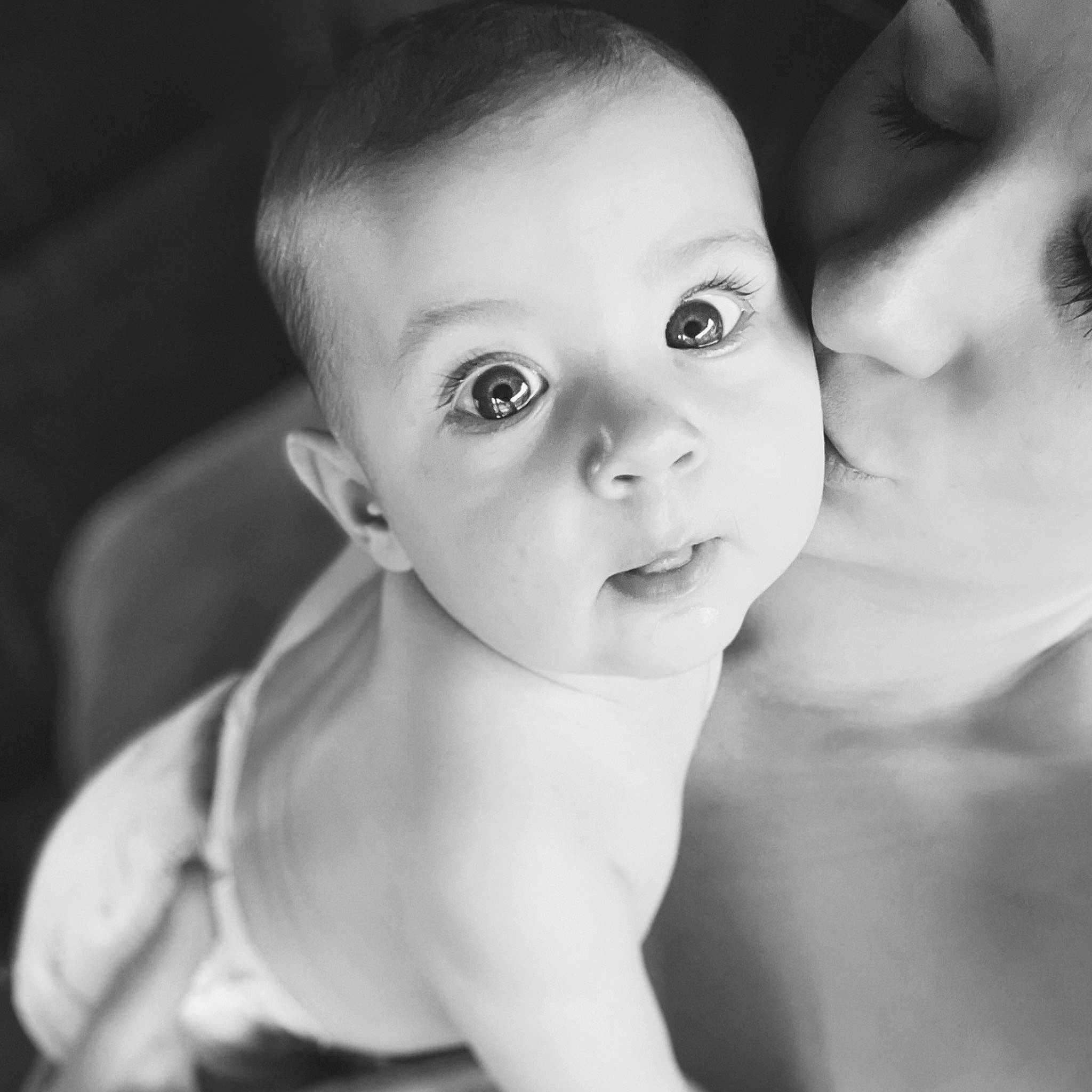 Léona a rejoint le concours — aidez-le/la à gagner de superbes lots ! baby, black_and_white, black_hair, cheek, ear, eyebrow, eyelash, flash_photography, gesture, happy, iris, jaw, kiss, lip, mouth, neck, nose, person, skin, style