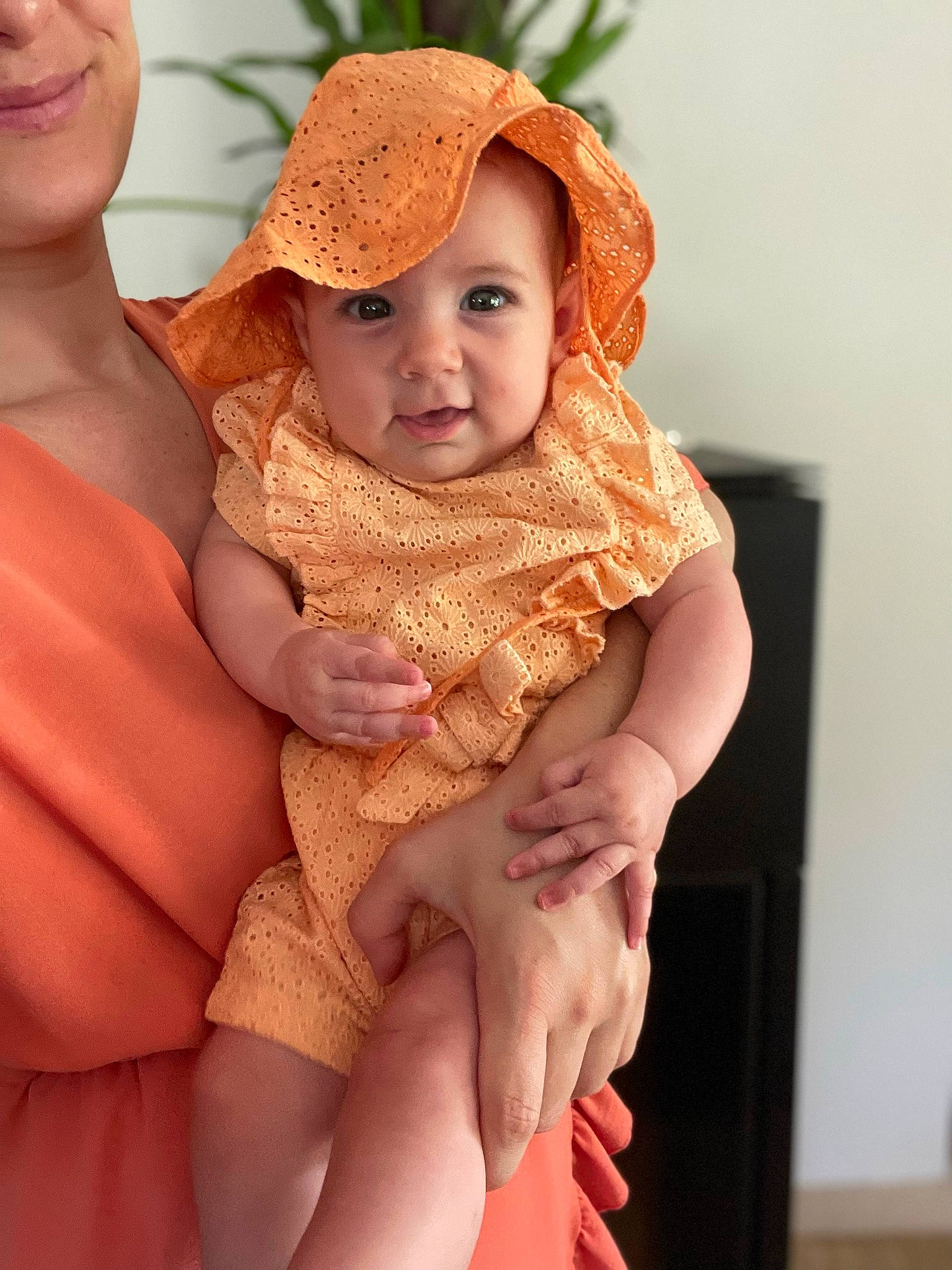 Léona participe au concours pour gagner de l'argent avec cette photo : arm, baby, baby_toddler_clothing, cap, cheek, child, dress, finger, gesture, hand, happy, hat, headgear, headwear, lip, neck, people_in_nature, person, shoulder, skin