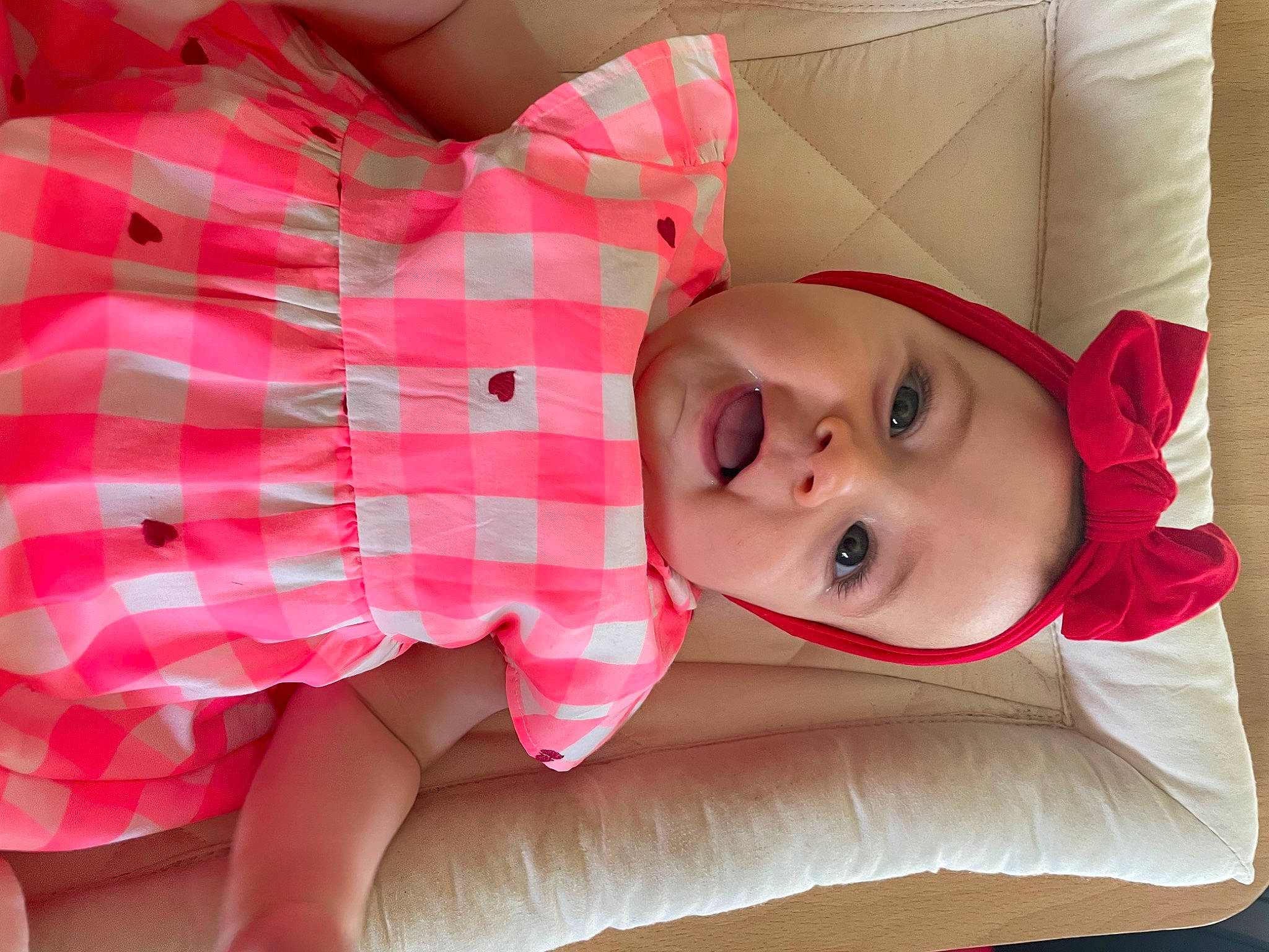 Léona participe au concours pour gagner de l'argent avec cette photo : baby_toddler_clothing, cheek, child, comfort, eye, eyelash, finger, head, lip, magenta, nail, neck, pattern, person, pink, product, red, skin, sleeve, thigh