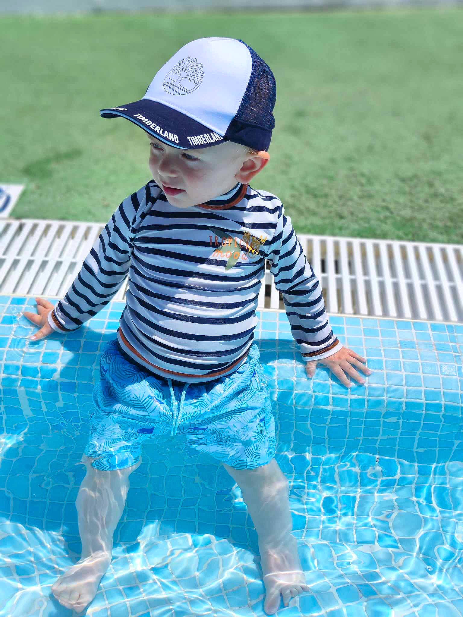 Maë participe au concours pour gagner de l'argent avec cette photo : aqua, azure, baby_toddler_clothing, baseball_cap, cap, child, electric_blue, fun, grass, happy, hat, headwear, leisure, person, recreation, sleeve, summer, sunglasses, t_shirt, toddler