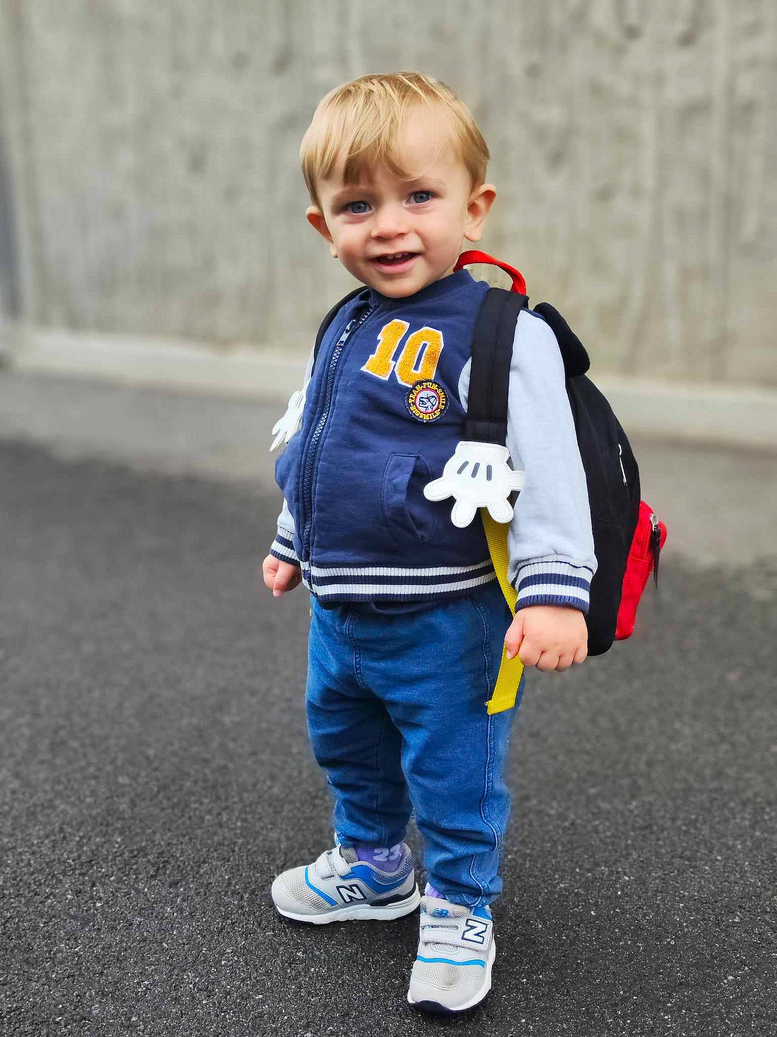 Maë participe au concours pour gagner de l'argent avec cette photo : asphalt, baby, baby_toddler_clothing, child, denim, electric_blue, face, fun, happy, joy, person, recreation, sleeve, smile, t_shirt, toddler, uniform