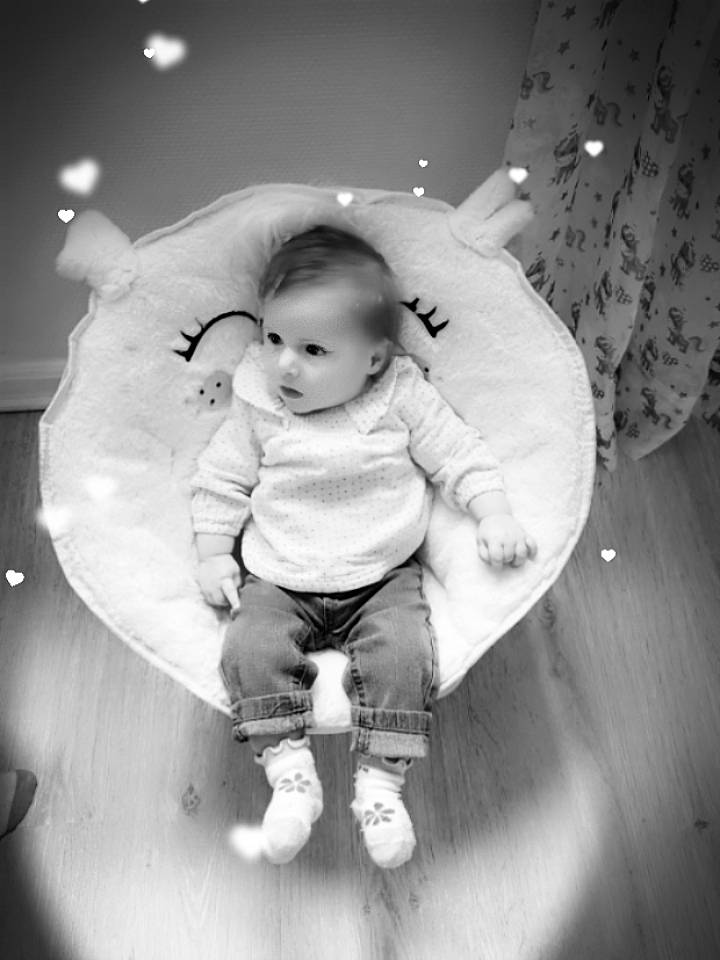 Tyana participe au concours pour gagner de l'argent avec cette photo : baby, baby_toddler_clothing, black_and_white, cheek, child, comfort, darkness, flash_photography, fun, gesture, happy, monochrome, monochrome_photography, person, portrait_photography, room, sitting, standing, stock_photography, style
