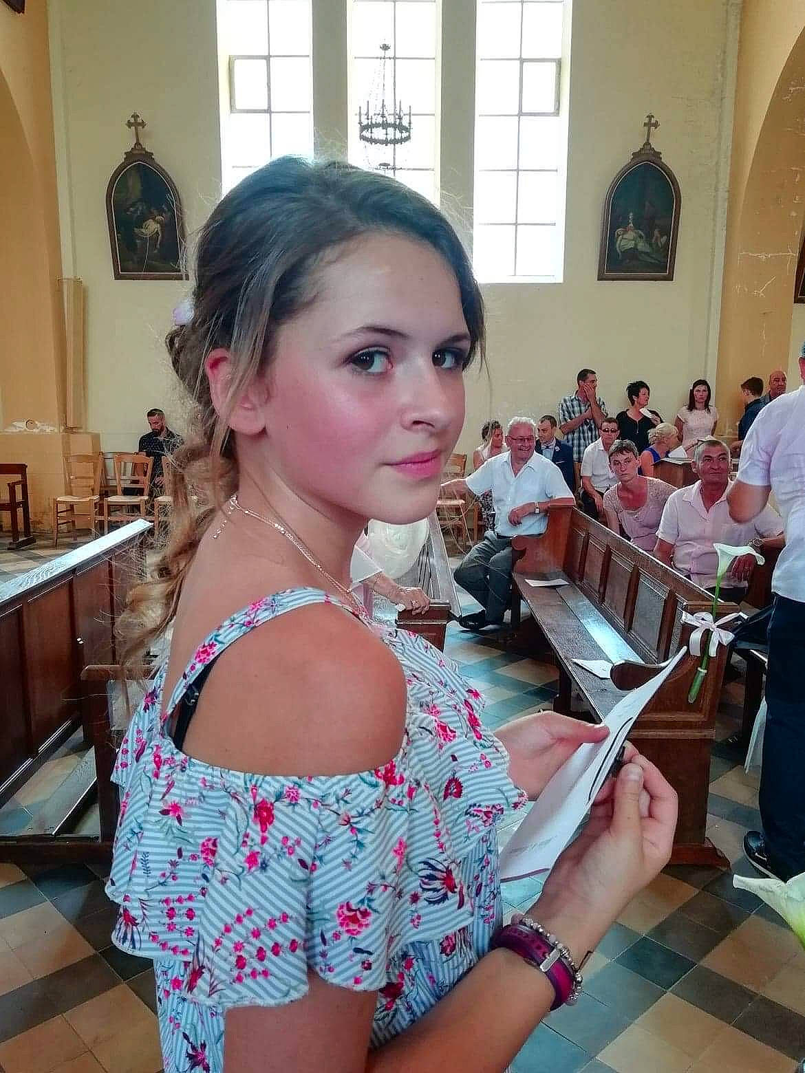 Eva participe au concours pour gagner de l'argent avec cette photo : abdomen, beauty, black_hair, fun, girl, hairstyle, headwear, human_hair_color, joy, leg, long_hair, person, pink, product, shoulder, thigh, trunk